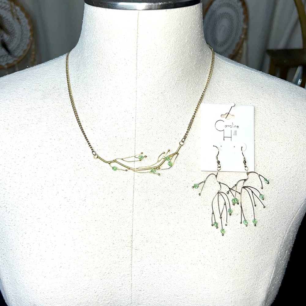 ⚫️Gold and peridot beaded jewelry set.